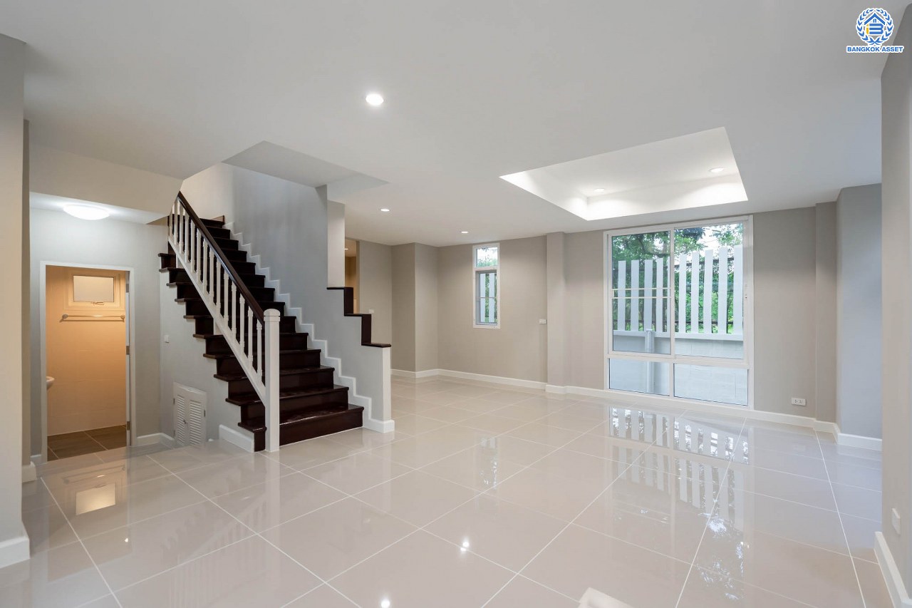 บ้านมือสองตกแต่งใหม่ โครงการ ธนาสิริ รัตนาธิเบศร์ เนื้อที่ 54.7 ตร.ว. ดีไซน์ตอบทุกไลฟ์สไตล์ ฟังก์ชัน 3 ห้องนอน 3 ห้องน้ำ จอดรถได้ 1 คัน บนทำเลติดถนนรัตนาธิเบศร์ เชื่อมต่อหลายเส้นทาง ใกล้รถไฟฟ้าสายสีม่วง "สถานีบางรักใหญ่" และจุดขึ้นทางด่วน "ศรีรัช"